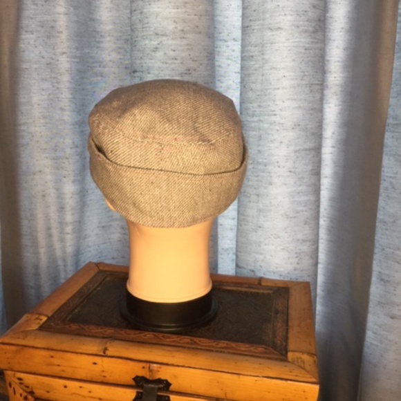 CLAIRE’S gray woman’s beret - Picture 3 of 6